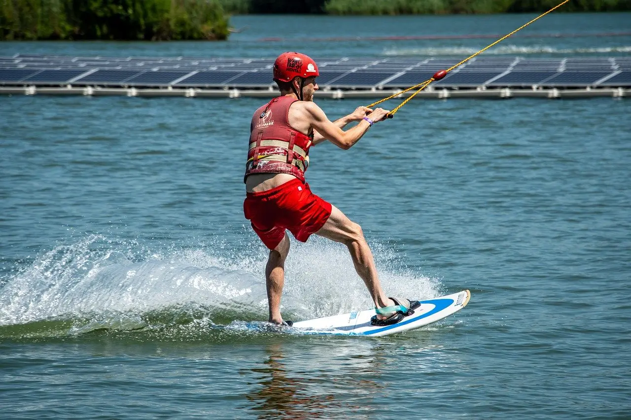 Wat is makkelijker wakeboarden of waterskien