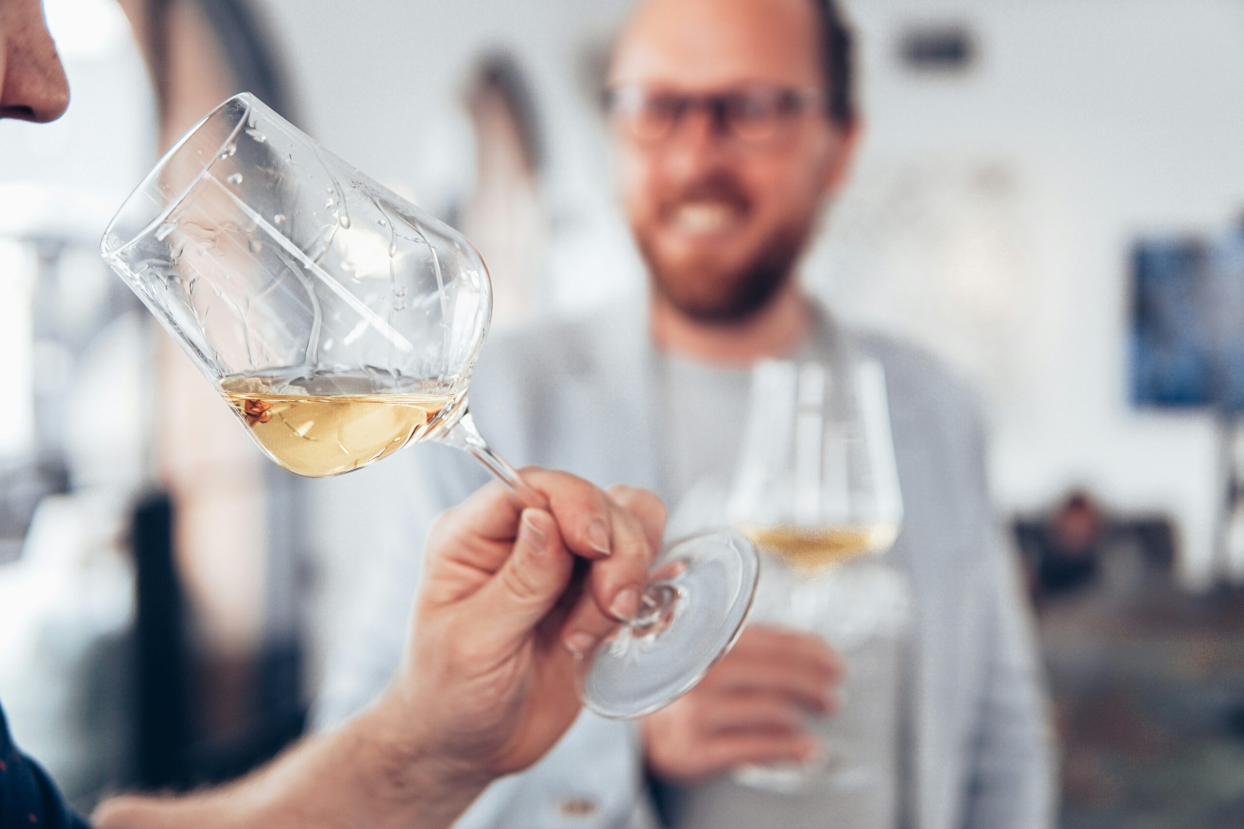 hoe moet je wijn proeven glas wordt geproefd