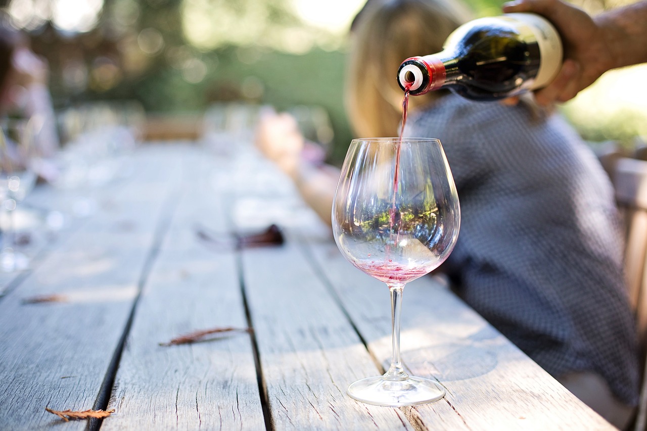 hoe moet je wijn proeven wijn wordt ingeschonken